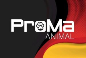Logo mit dem Text ProMa ANIMAL auf einem Hintergrund, der der deutschen Flagge ähnelt. Der Buchstabe O in ProMa wird durch ein Pfotenabdruck-Symbol ersetzt.