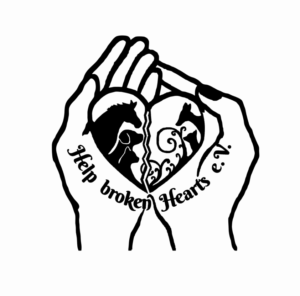 Zwei Hände halten sanft ein gebrochenes Herz; im Inneren des Herzens sind die Silhouetten eines Pferdes und eines Hundes zu sehen. Der Text Help broken Hearts e.V. wölbt sich unter dem Herz.