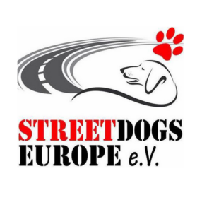 Logo für Street Dogs Europe e.V. mit einem stilisierten Hundekopf, einer gebogenen Straße und einem großen roten Pfotenabdruck. Der Text STREET DOGS EUROPE e.V. ist fett gedruckt, STREET und DOGS sind rot.