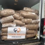 In einem Fahrzeug sind mehrere große Säcke mit Tierfutter gestapelt. Auf den Säcken steht „Tierheim Tierfutter Spenden und Helfen“, was darauf hinweist, dass es sich um Spenden für ein Tierheim handelt.