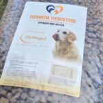 Ein großer Sack Hundefutter mit der Aufschrift „Tierheim Tierfutter“ und dem Bild eines Golden Retrievers, der sich die Nase leckt. Das Etikett ist auf Deutsch verfasst und enthält Angaben zu Nährwerten und Zutaten.