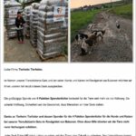Vier Paletten mit Tierfutter, die im Freien gestapelt sind, eine Frau mit Hunden und Katzen auf einer Landstraße sowie ein deutscher Text, in dem den Spendern für ihre Unterstützung eines Tierheims und bedürftiger Tiere in der Nähe von Bukarest gedankt wird.
