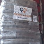 In einem Lkw steht eine Palette mit verpackten Paketen. Auf einem Banner an der Vorderseite steht „Tierheim Zuflucht, Spenden und Helfen“ zusammen mit Tiermotiven, was darauf hinweist, dass es sich um Spenden für ein Tierheim handelt.