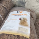 Ein 20-kg-Sack Trockenfutter für Hunde der Marke Tierheim Tierfutter mit dem Bild eines Golden Retrievers.