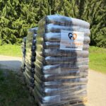 Zwei Paletten, auf denen Säcke mit Tierfutter gestapelt sind, die in Plastikfolie verpackt sind und das Tierheim Tierfutter-Logo tragen.